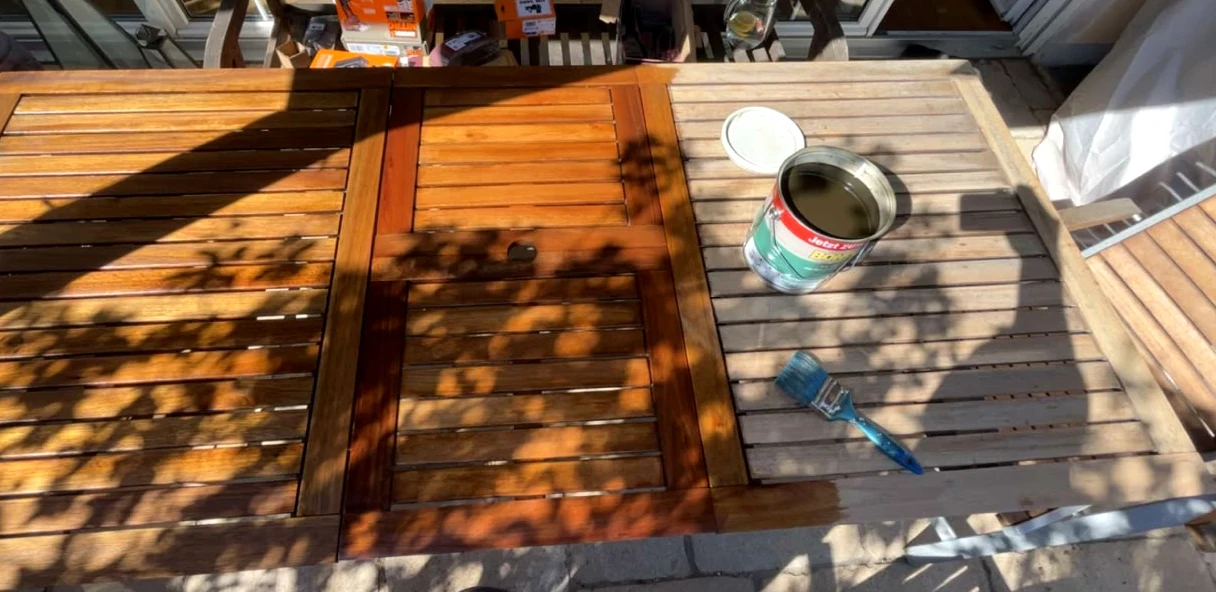 Echte Aufnahme eines Gartentischs während der Holzaufbereitung: ein Teil bereits frisch bearbeitet