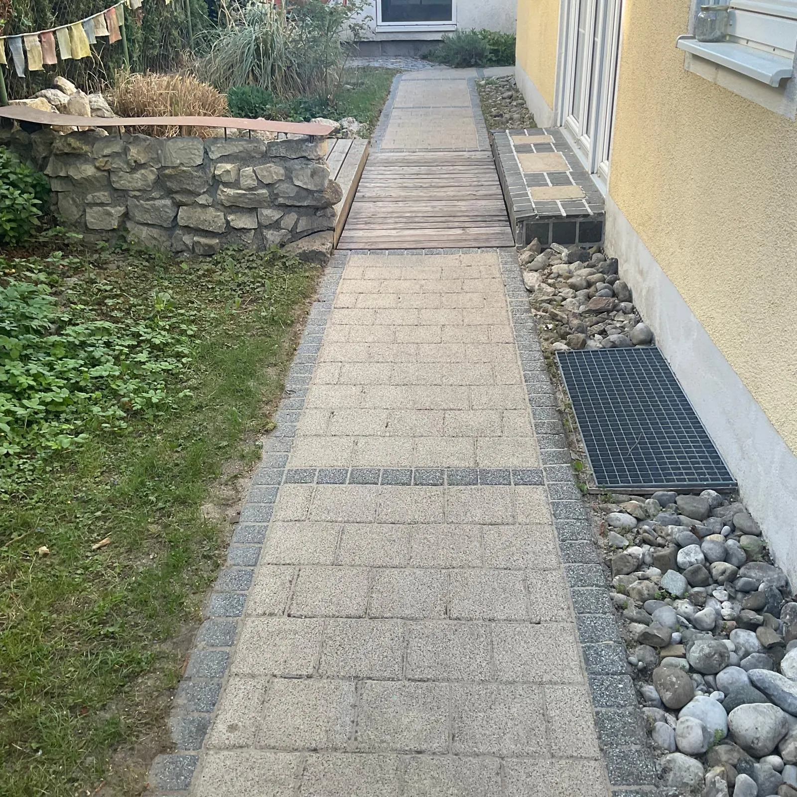 Echte Referenz: nach der Pflaster- und Fugenpflege sauberer Gartenweg mit angrenzender Bepflanzung
