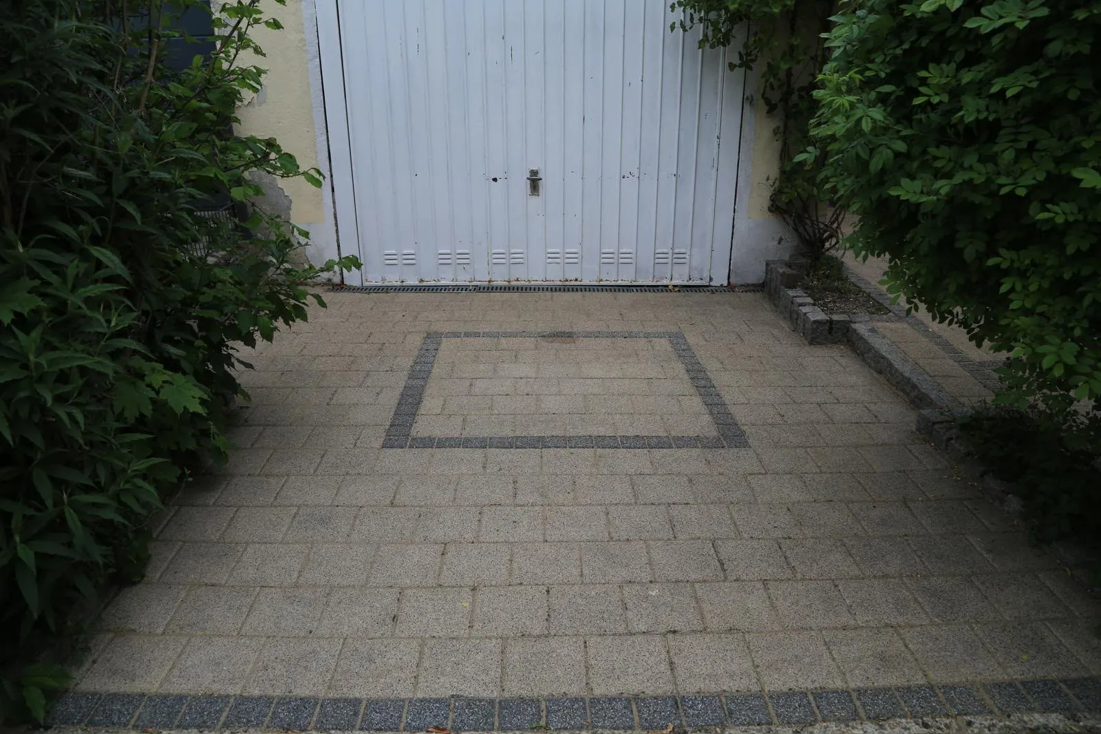 Echte Referenz: saubere Pflastereinfahrt nach Pflasterreinigung und Neuverfugung