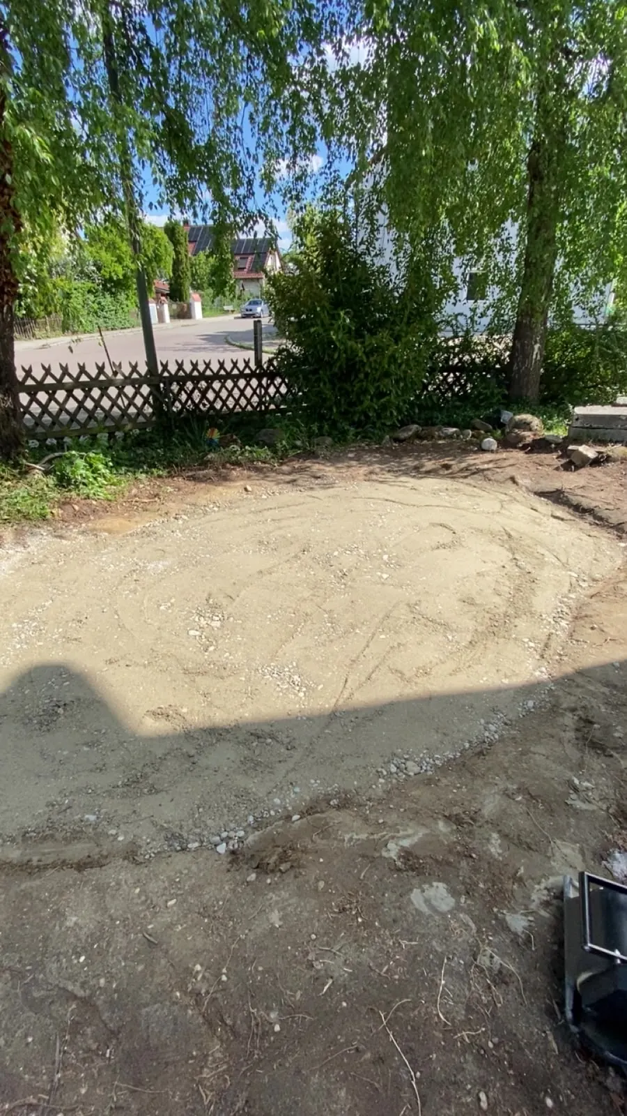 Bearbeitete Fläche nach dem Rückbau des Gartenteichs