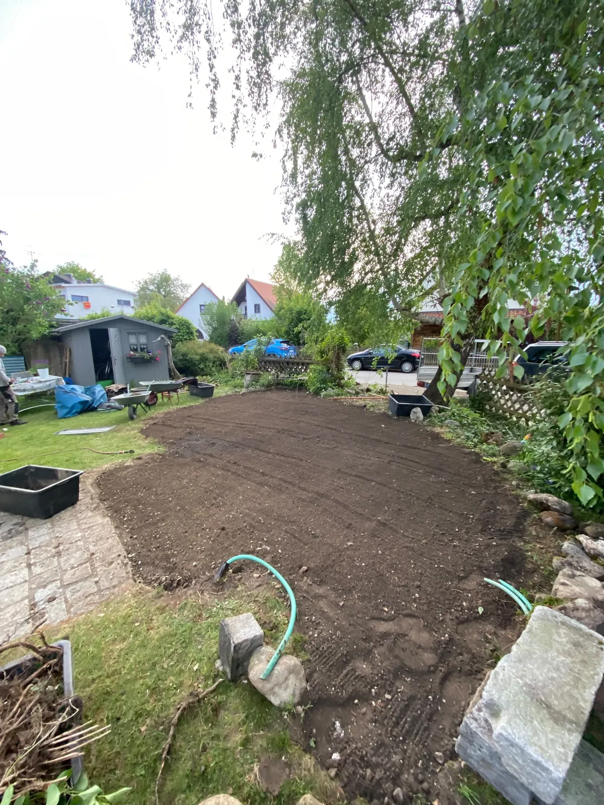 Vorbereitete Gartenfläche nach dem Rückbau des Gartenteichs durch MS AußenService